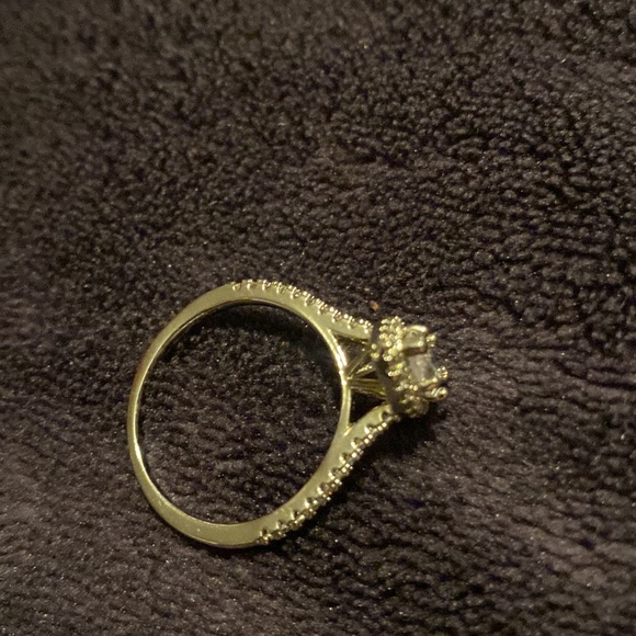 Beautiful ring - Picture 2 of 3